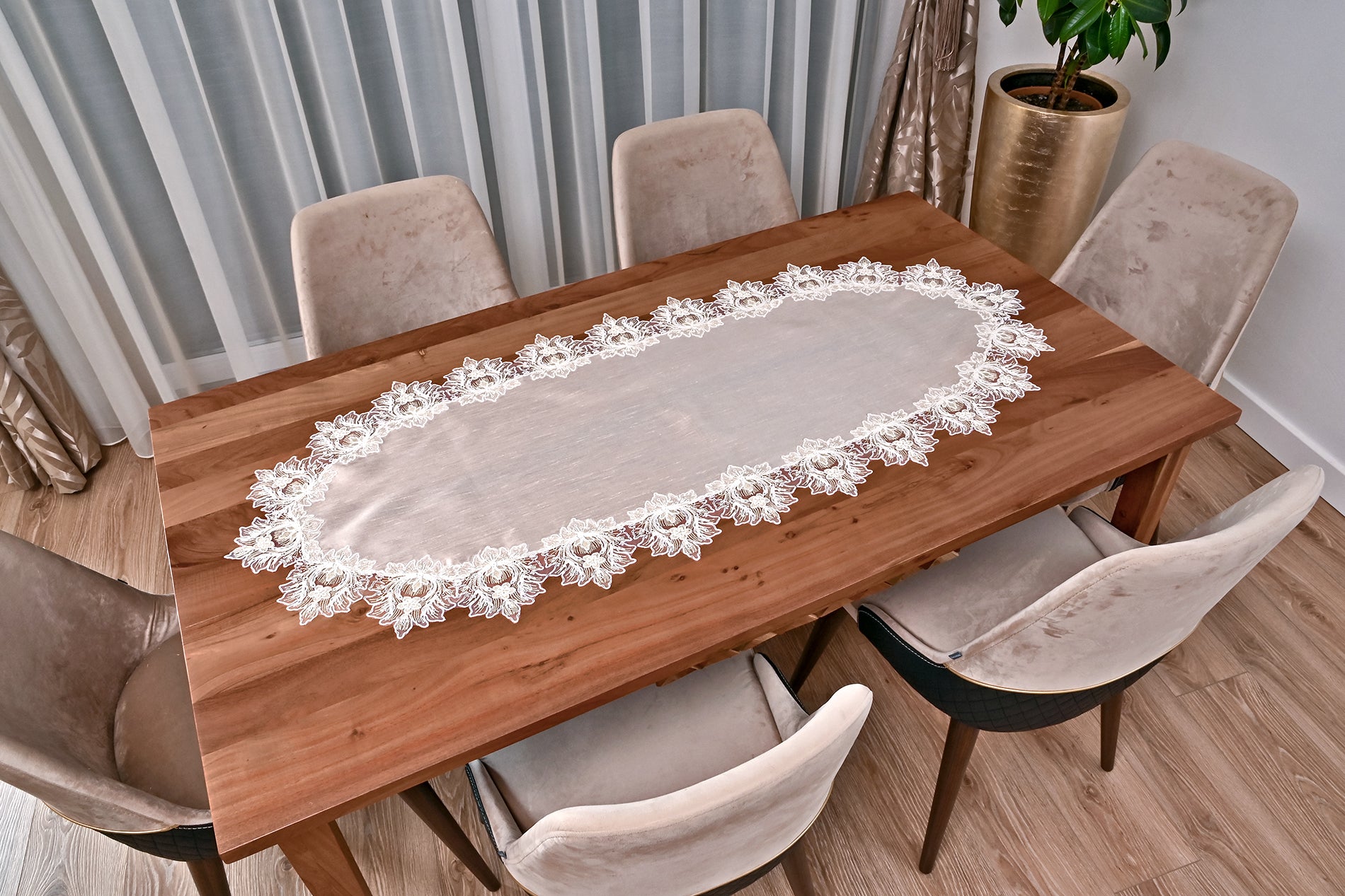 Taj Mahal Lüx  asztali futó, kapucsínó selyem, arany színű csipkével 55x160 cm